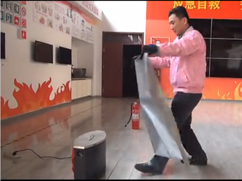 油鍋火災(zāi)滅火演示場(chǎng)景