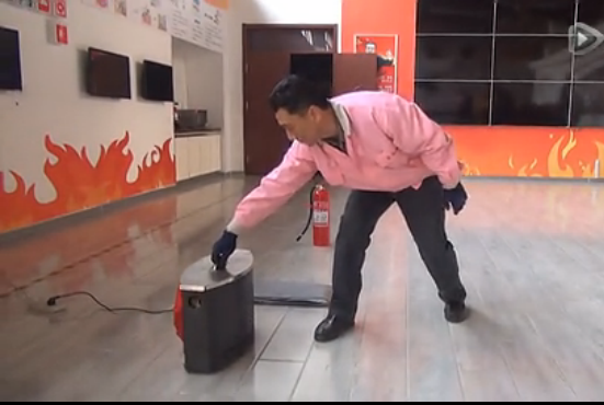 油鍋火災(zāi)滅火演示場(chǎng)景