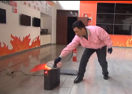 油鍋火災(zāi)滅火演示場(chǎng)景