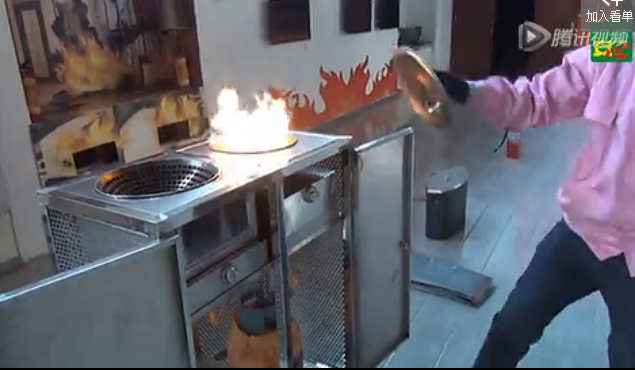 燃氣火災鍋蓋滅火演示場景: