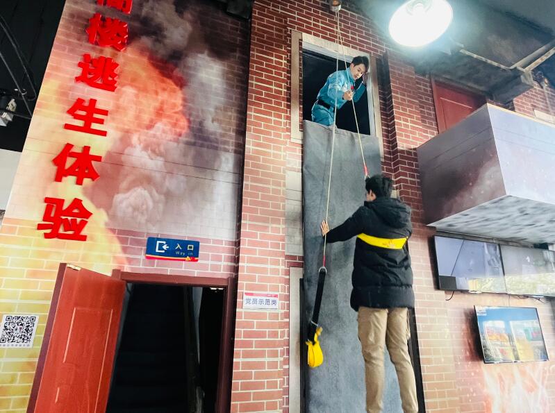 高樓緩降器逃生體驗(yàn) 高樓緩降器逃生體驗(yàn)